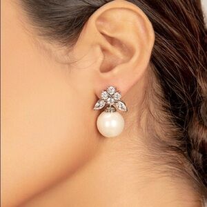 Zircon and pearl earrings. The Dania.